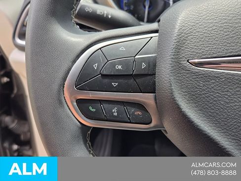 Used 2022 Chrysler Pacifica Touring-L FWD image 25