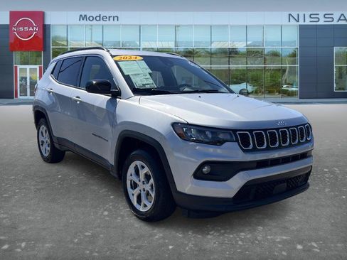 Used 2024 Jeep Compass Latitude AWD/4WD image 3