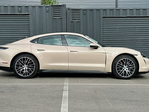 Used 2022 Porsche Taycan image 9