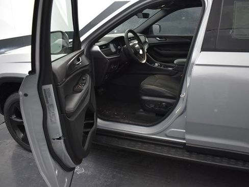 New 2025 Jeep Grand Cherokee Altitude w/ MOPAR Finishing Package AWD/4WD image 12