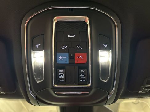 Used 2024 Jeep Grand Cherokee Altitude AWD/4WD image 25