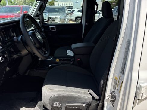 Used 2024 Jeep Gladiator Sport AWD/4WD image 15
