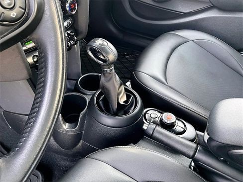 Used 2019 MINI Cooper 4-Door Hardtop w/ Signature Upholstery Package image 19