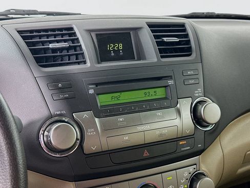 Used 2010 Toyota Highlander 2WD w/ Cold Weather Pkg image 18