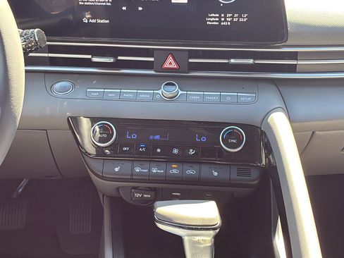 Certified 2025 Hyundai Elantra SEL FWD image 21
