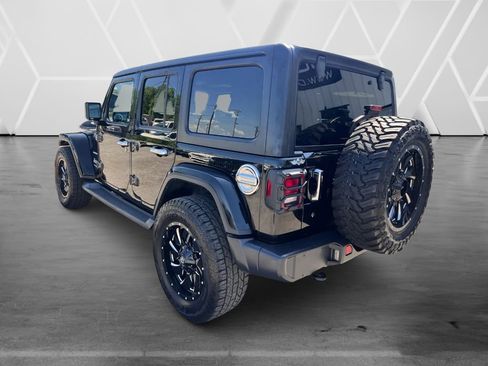Used 2019 Jeep Wrangler Unlimited Sahara image 9