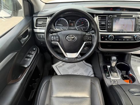 Used 2019 Toyota Highlander XLE AWD/4WD image 11