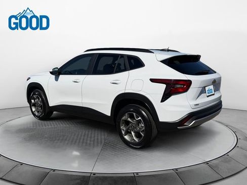 Used 2025 Chevrolet Trax LT w/ LT Convenience Package image 3