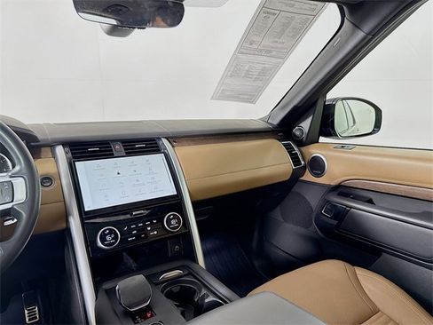 Used 2023 Land Rover Discovery Metropolitan Edition image 26