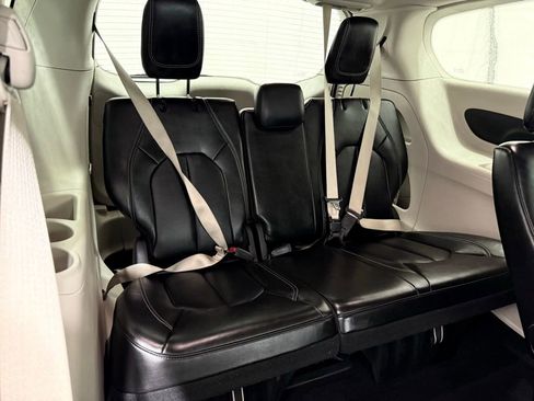 Used 2024 Chrysler Pacifica Touring-L image 26