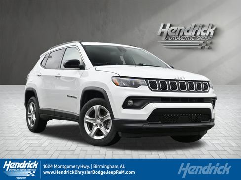 Used 2023 Jeep Compass Latitude image 1