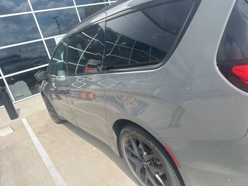 Used 2023 Chrysler Pacifica Touring-L w/ S Appearance Package FWD image 4