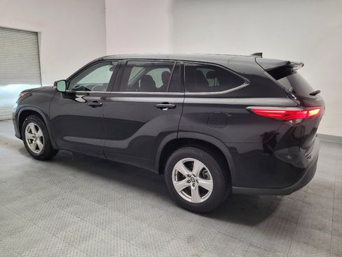 Used 2022 Toyota Highlander LE FWD image 3