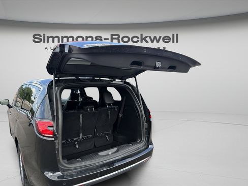 Used 2025 Chrysler Pacifica Select FWD image 9