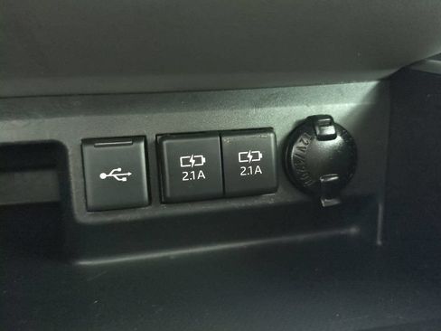 Used 2021 Toyota Highlander XLE FWD image 28