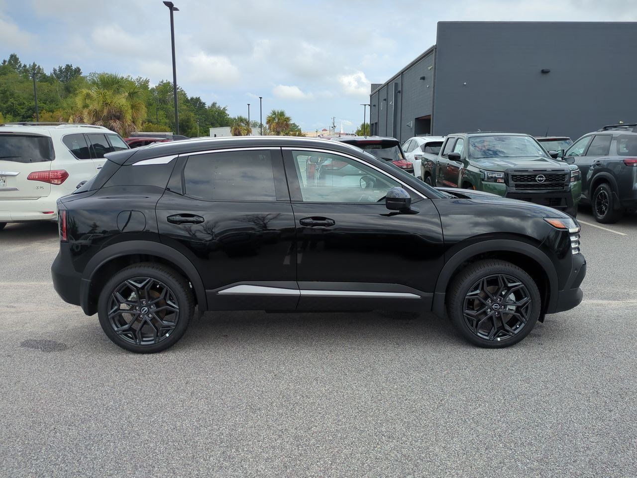 New 2026 Nissan Kicks SR FWD image 2