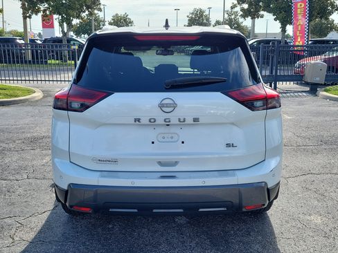 Certified 2025 Nissan Rogue SL FWD image 5