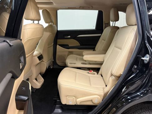 Used 2017 Toyota Highlander XLE image 22