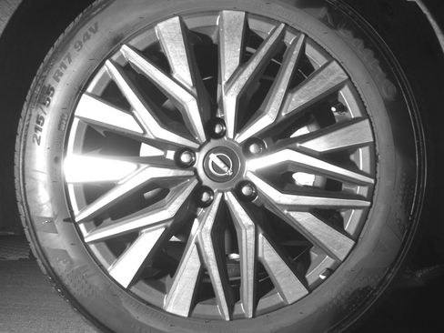 Used 2025 Nissan Altima 2.5 SV FWD image 13