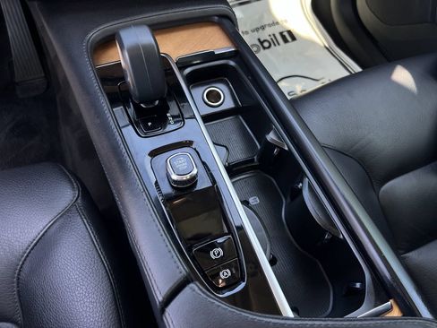 Used 2024 Volvo XC90 B5 Plus w/ Protection Package Premier AWD/4WD image 17