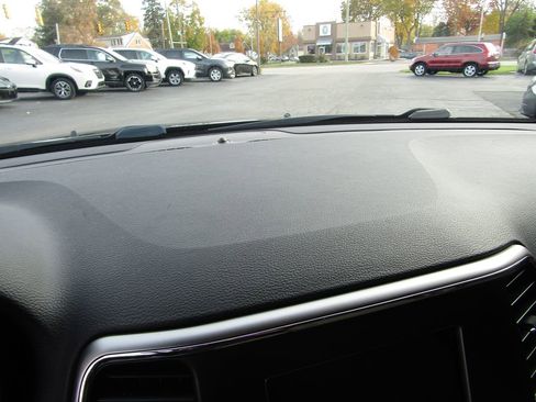 Used 2018 Jeep Grand Cherokee Laredo image 12