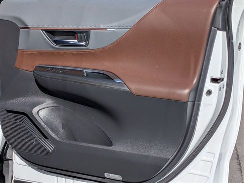 Used 2023 Toyota Venza Limited image 33