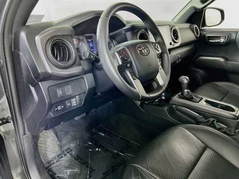 Used 2020 Toyota Tacoma TRD Sport w/ TRD Premium Sport Package AWD/4WD image 9