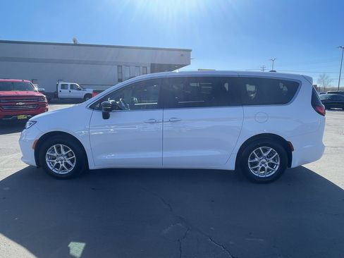 Used 2025 Chrysler Pacifica Select FWD image 5