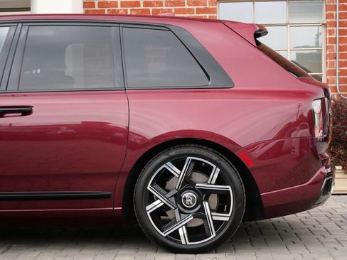 New 2025 Rolls-Royce Cullinan Black Badge image 24