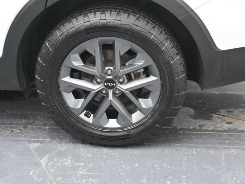 Used 2024 Kia Telluride LX image 4