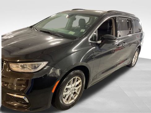 Used 2022 Chrysler Pacifica Touring-L image 3