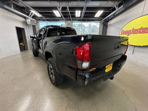 Used 2018 Toyota Tacoma TRD Off-Road w/ Technology Package AWD/4WD image 3