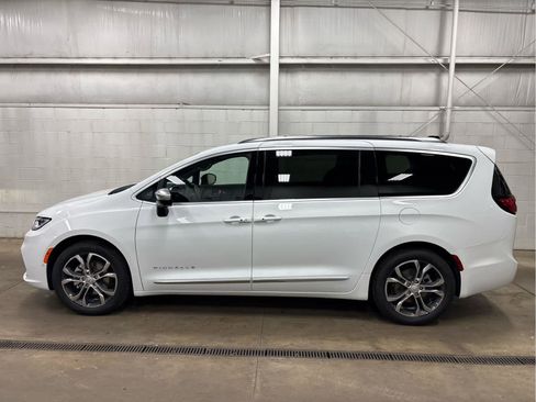 New 2026 Chrysler Pacifica Pinnacle w/ Trailer Tow Group FWD image 5