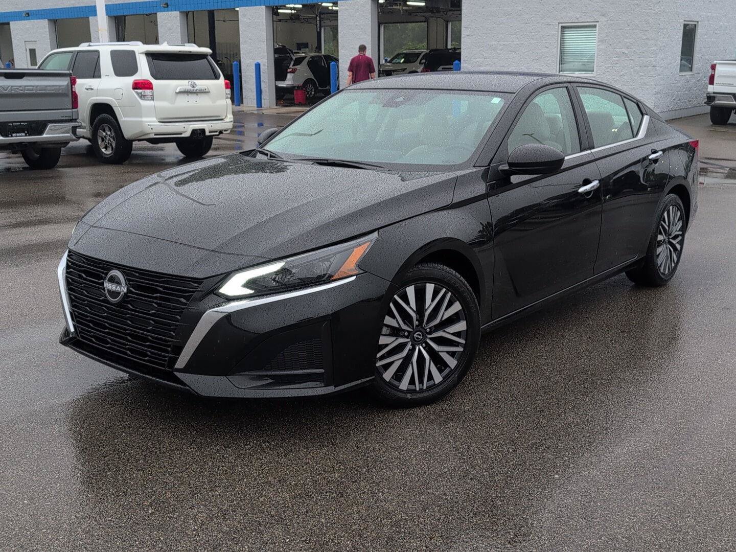 Used 2025 Nissan Altima 2.5 SV FWD image 12