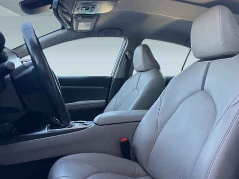 Used 2022 Toyota Camry XLE FWD image 5