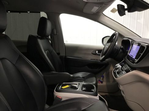 Used 2023 Chrysler Pacifica Touring-L image 22