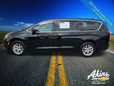 Used 2024 Chrysler Pacifica Touring-L image 9
