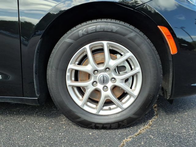 Certified 2024 Chrysler Pacifica Touring-L FWD image 9