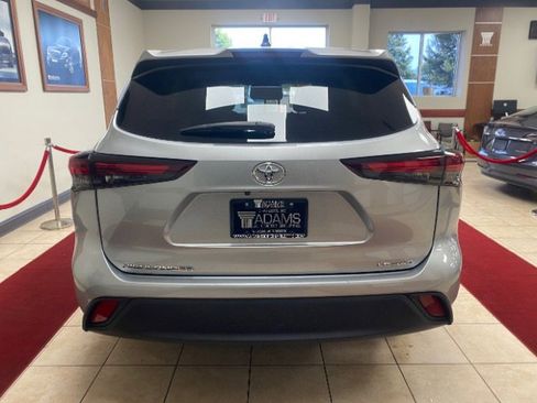 Used 2024 Toyota Highlander LE image 4