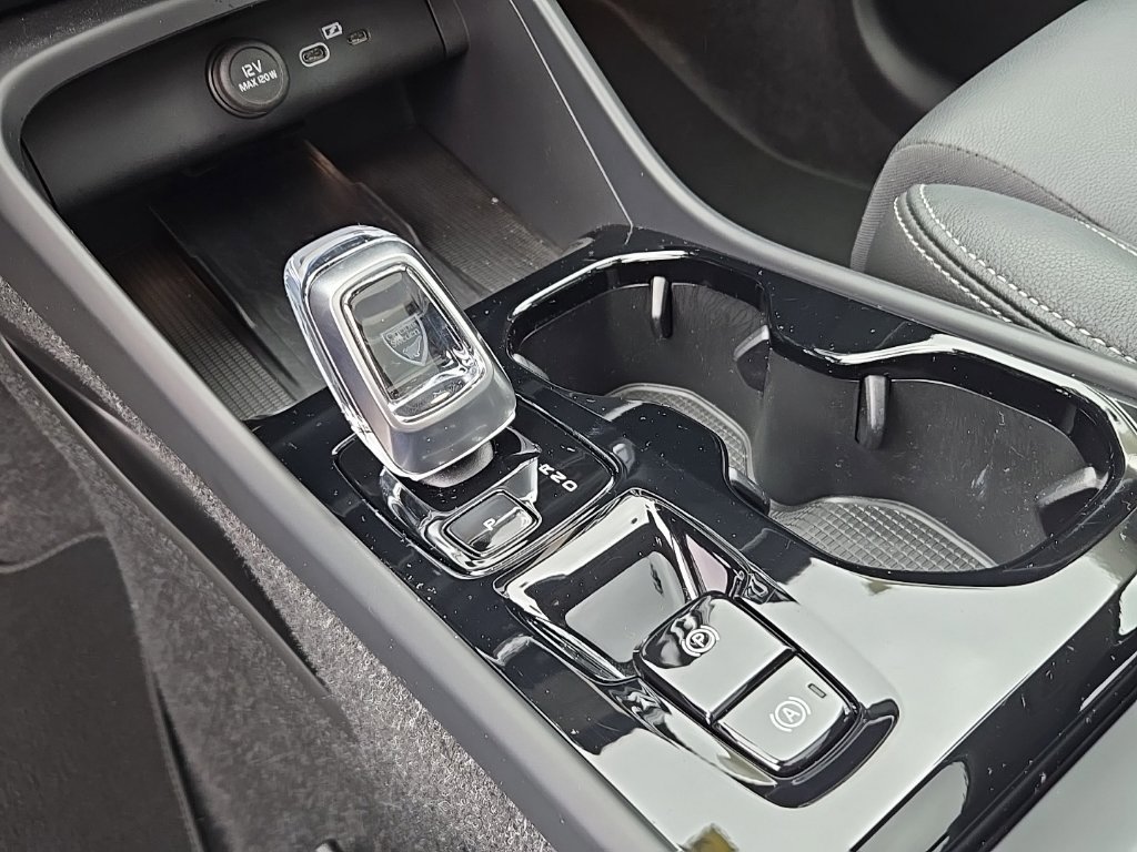 Certified 2025 Volvo XC40 B5 Ultra AWD/4WD image 19