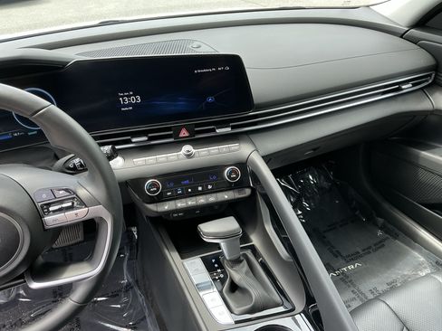 Used 2025 Hyundai Elantra Limited FWD image 13