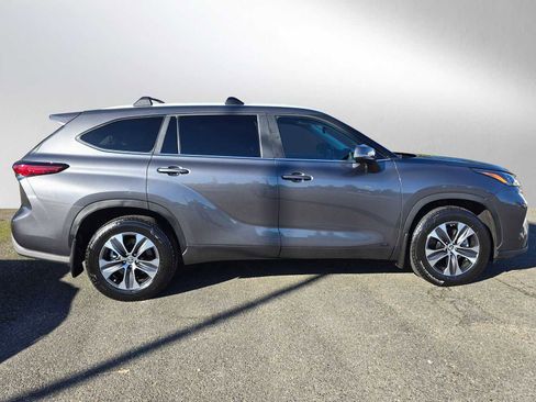 Used 2023 Toyota Highlander XLE image 2