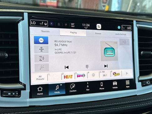 New 2027 Chrysler Pacifica Limited w/ Family Tech Group AWD/4WD image 19