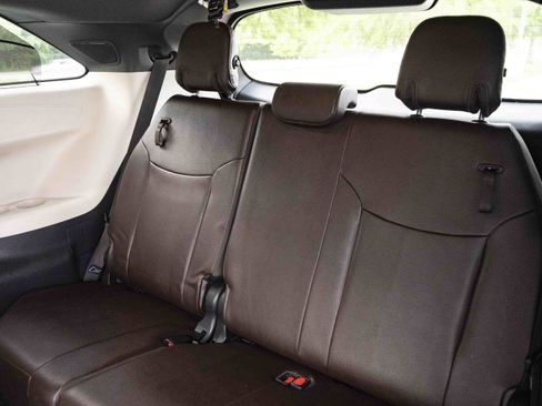 Used 2024 Toyota Sienna Platinum FWD image 20