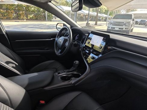 Used 2022 Toyota Camry SE w/ Convenience Package image 10