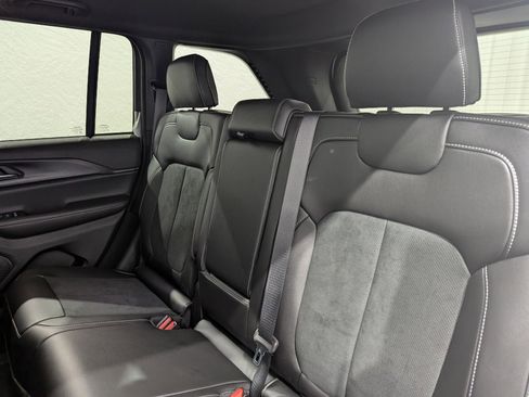 New 2024 Jeep Grand Cherokee Altitude image 17