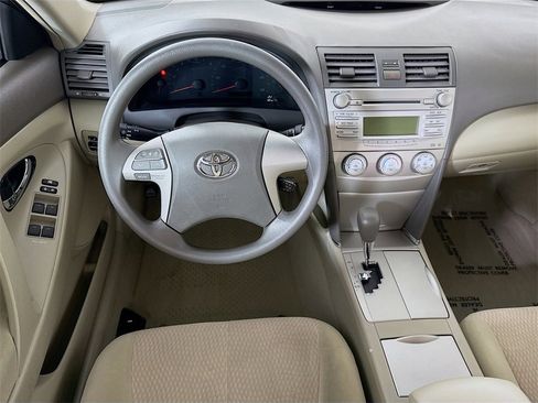 Used 2010 Toyota Camry LE image 3