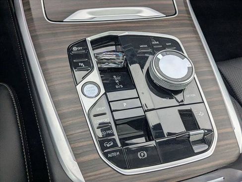 Used 2025 BMW X7 xDrive40i w/ Premium Package image 12