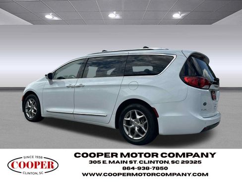 Used 2017 Chrysler Pacifica Limited w/ UConnect Theater Package FWD image 3
