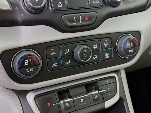 Used 2024 GMC Terrain SLT image 18